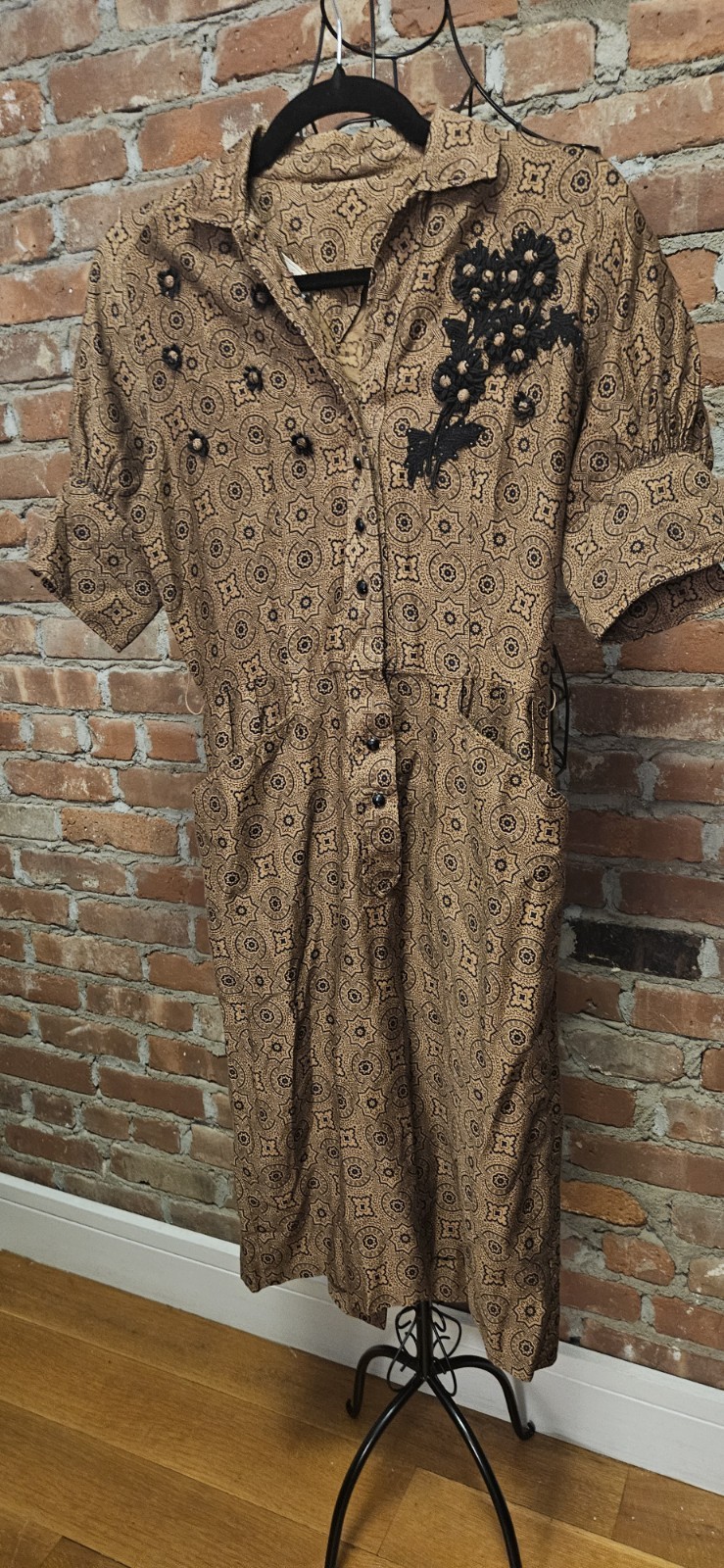 Vintage Brown Patterned Shirtwaist With Embroidery & Pockets