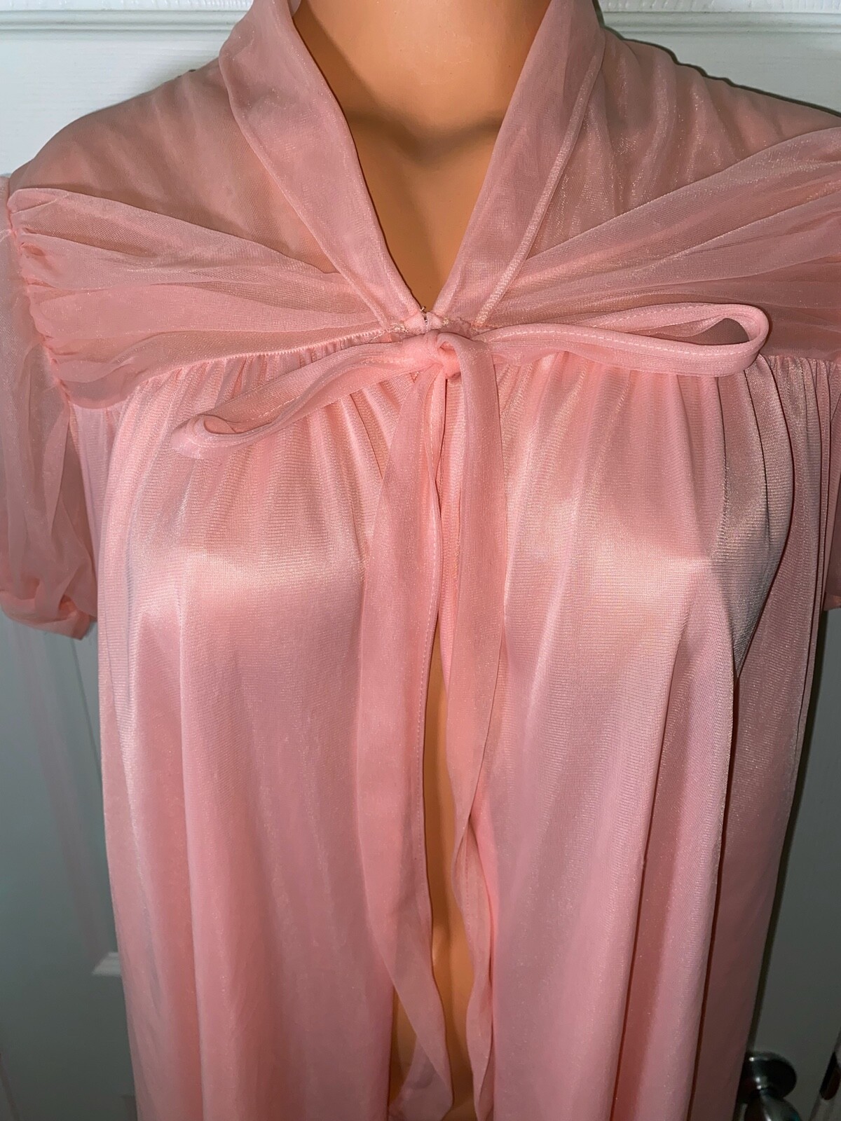 GOTHAM ~ VTG 60s ~ SILKY SHORT ROBE/PEIGNOIR ~ Peachy Pink ~ ALL NYLON ~ USA ~ M