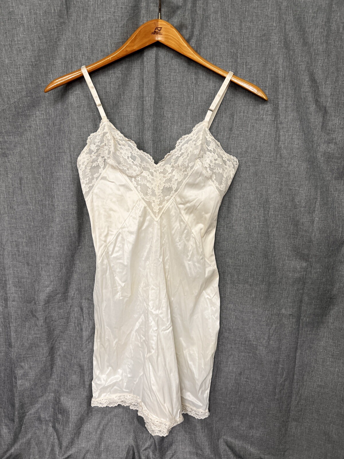henson kickernick Size 32 Short Silk Lace Top Slip