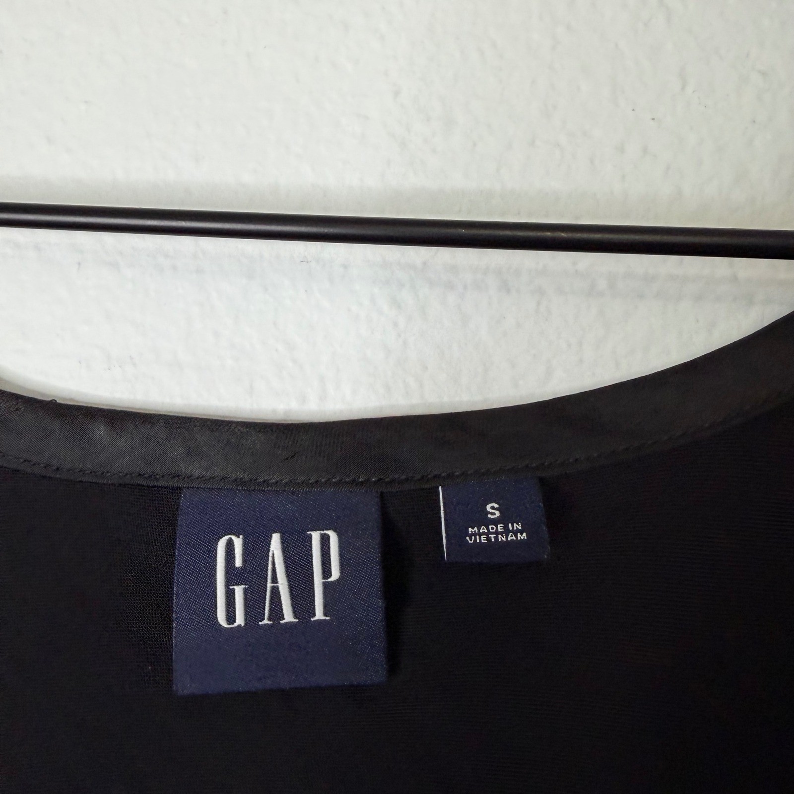 Vintage Gap – Textured Satin Sleeveless Blouse Solid Black Size S