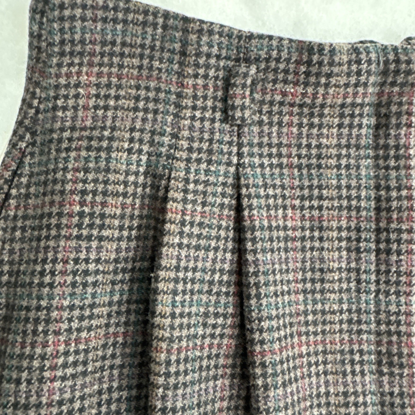 St. Johns Vintage 1980’s, Tweed/Houndstooth skirt, W 6-8 pleats, Trending 2025