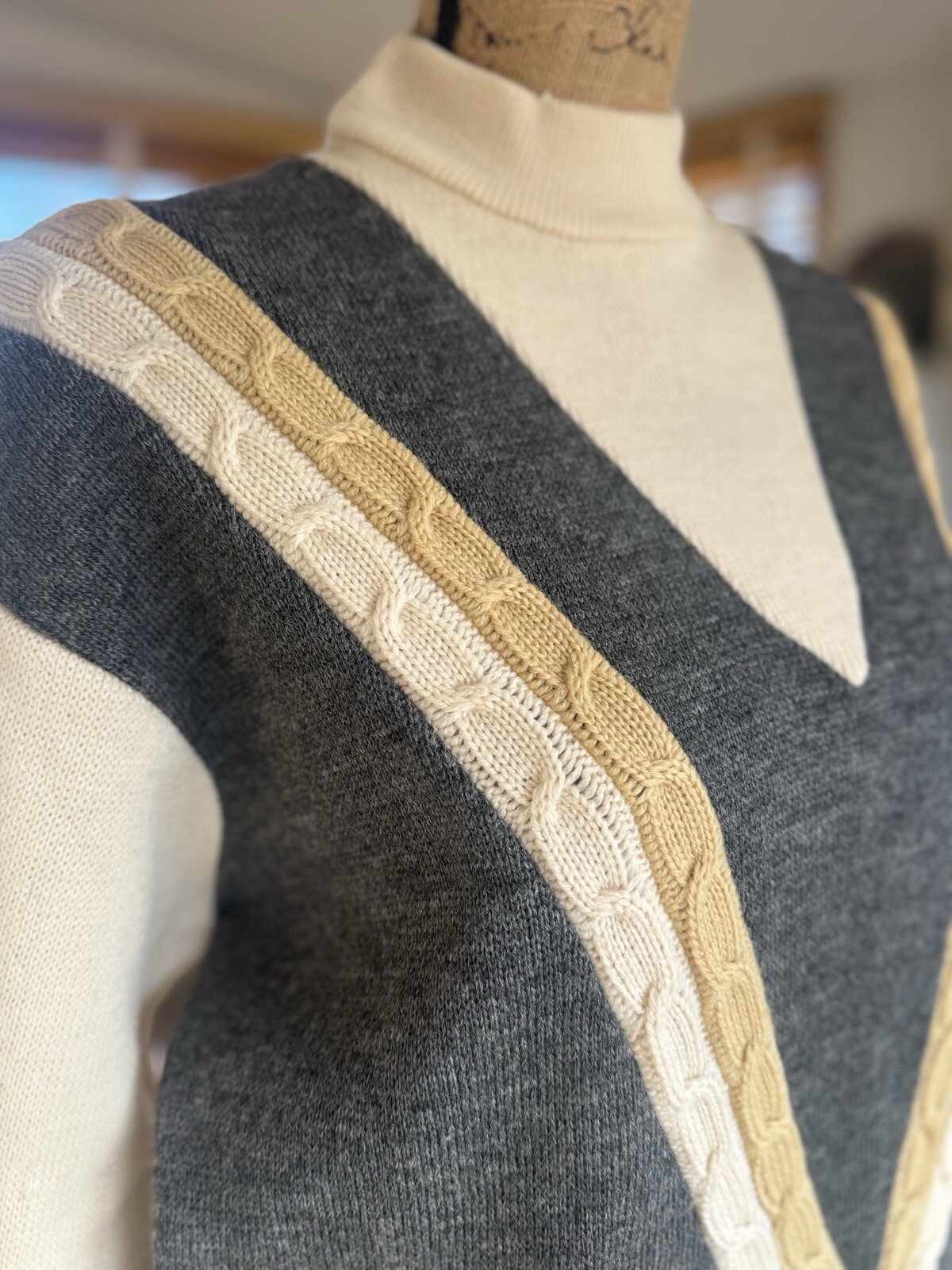 Vintage ‘70’s Knit Sweater 100% Wool, Campbells So. California, XL Neutrals