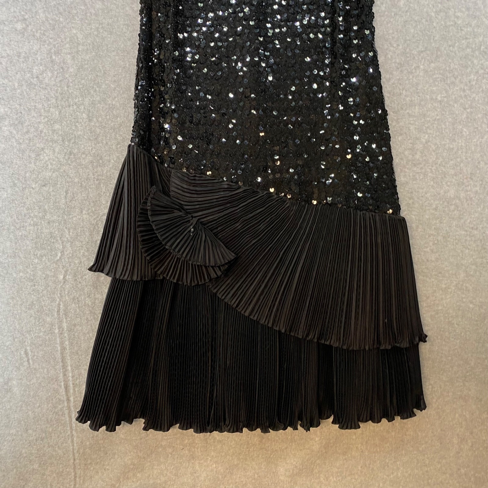 Vintage Glenrob Size 9/10 • Sequin Pleated Dress • Black • Sleeveless