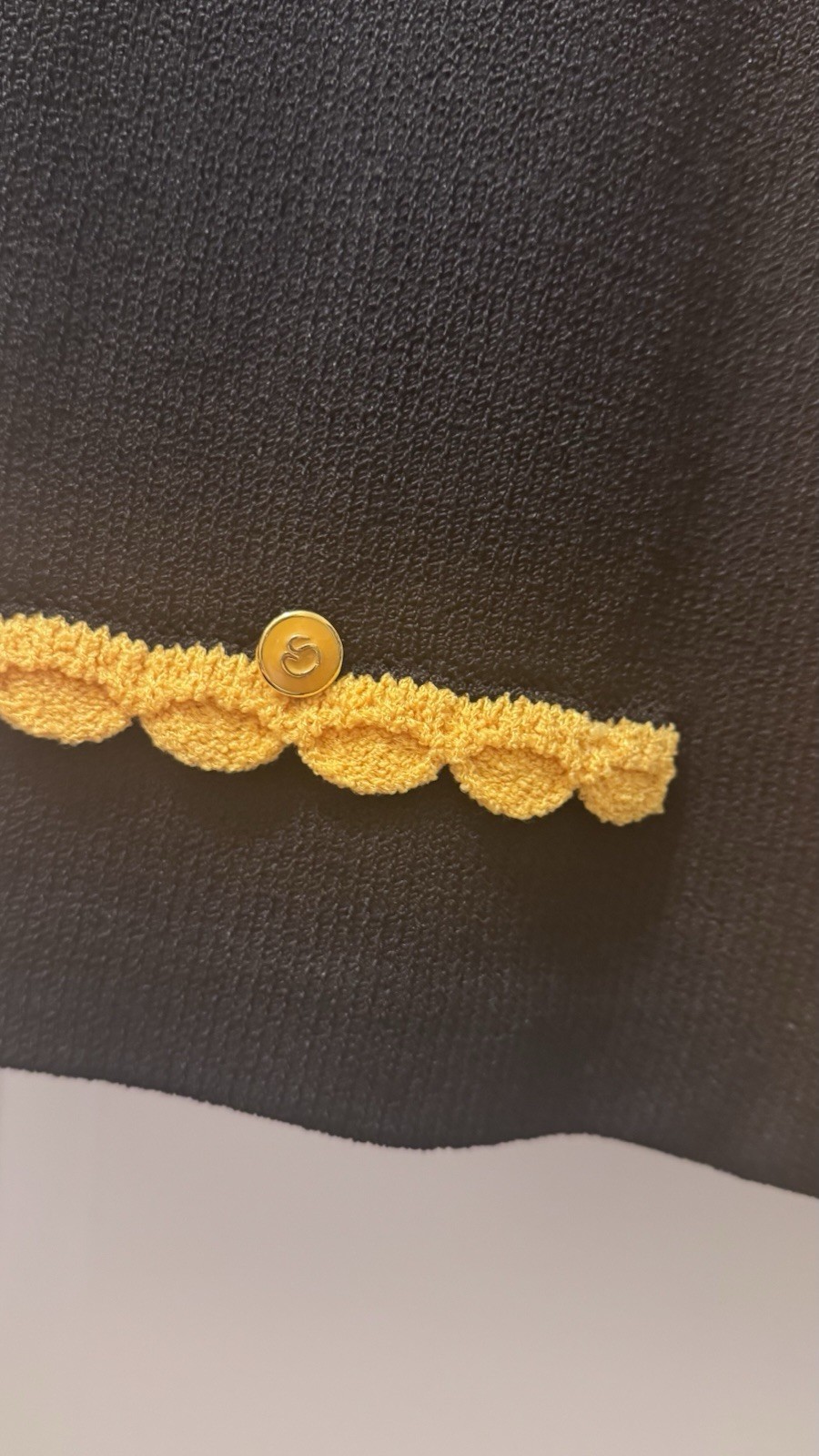 ST. JOHN Vintage Santana Black Jacket Yellow Scalloped Trim M Enameled Buttons