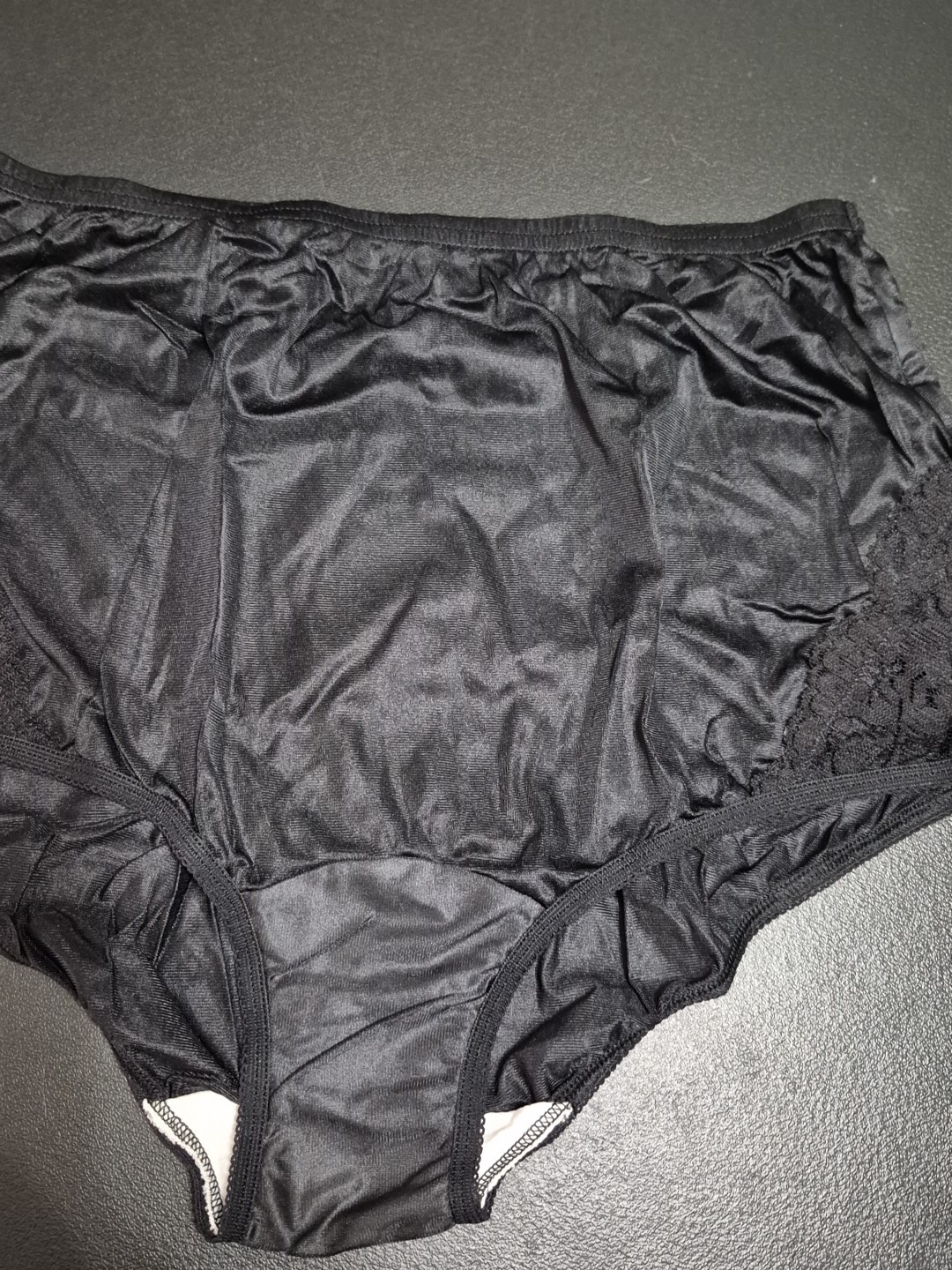 Vanity Fair Women’s Black Full Coverage Nylon Trim Lace Panties Size 7/44