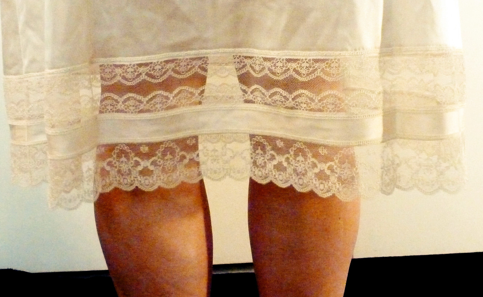GLAMOUROUS 1960s VANITY FAIR VTG BEIGE MEGALACY SATINY NYLON FULL SLIP 36 38 EVC