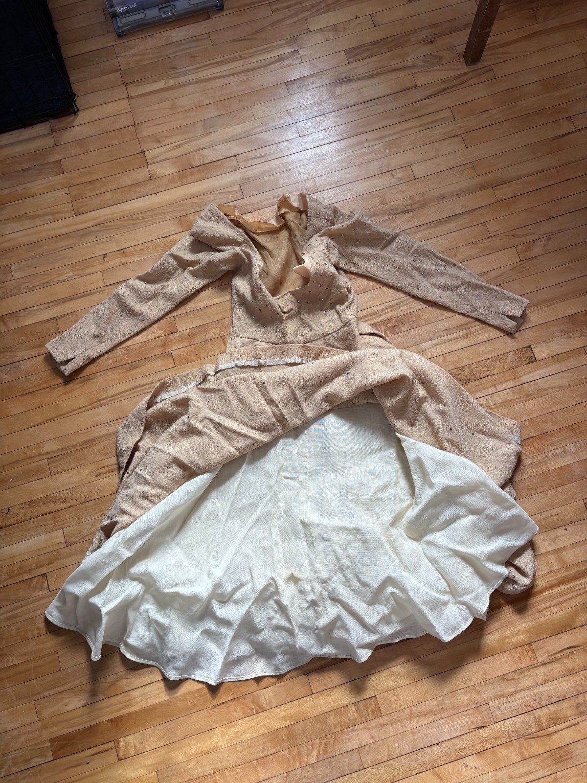 VTG 1950s BEIGE OYSTER WOOL CREPE DRESS WITH RHINESTONES 25″ WAIST
