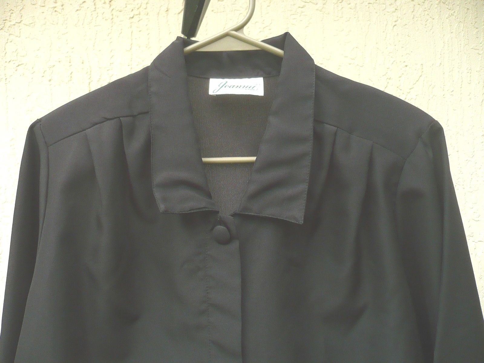VTG 80S JOANNA M SOLID BLACK HIDDEN BUTTON DOWN LS SILKY POLY BLOUSE SHIRT WOMEN
