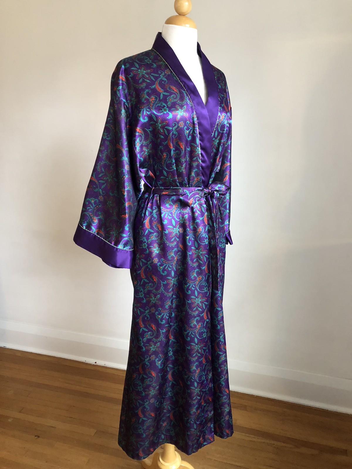 STUNNING VTG MS. B Purple Paisley Satin Cuddleskin Robe Dressing Gown SZ M