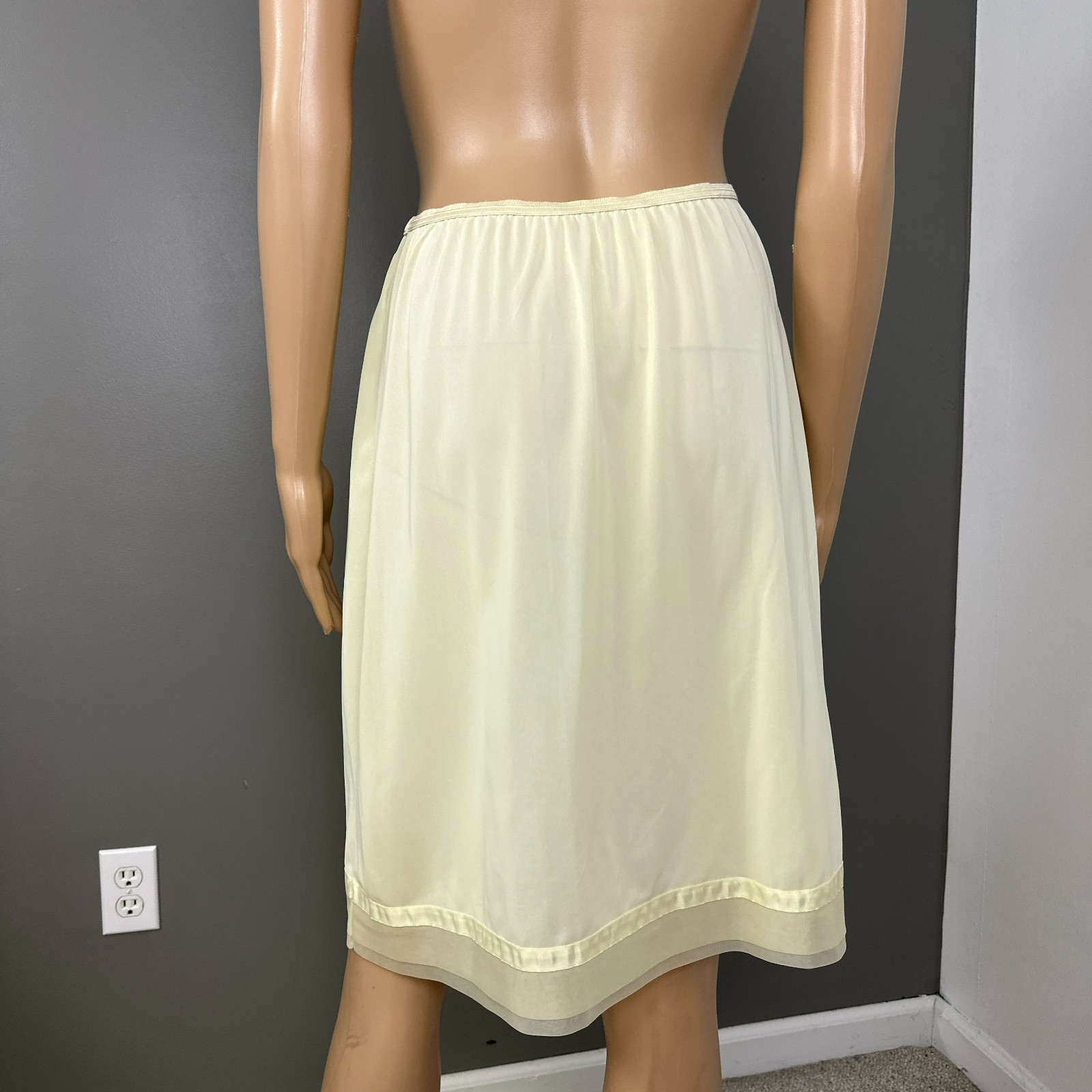 Vintage Lorraine Half Slip Large Butter Yellow Pillow Tab Applique Chiffon Hem
