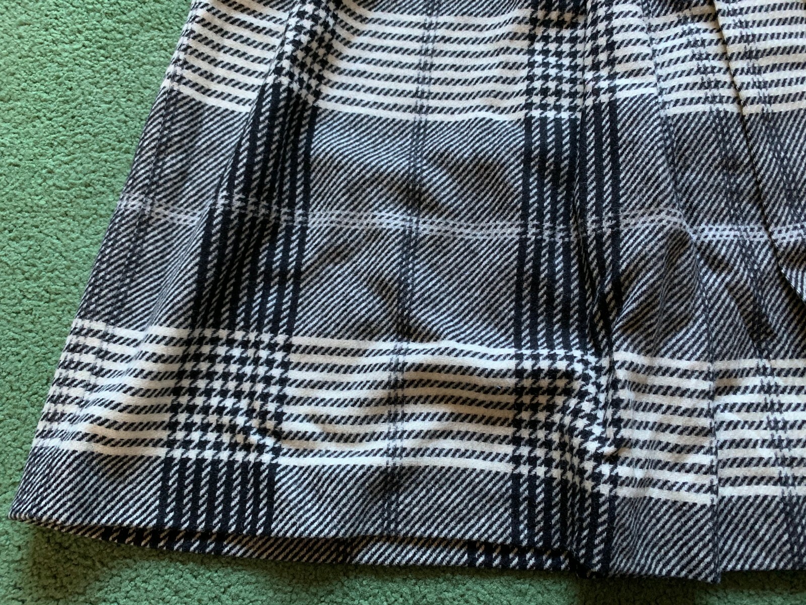 VINTAGE WOMENS JAEGER LONDON WOOL BLACK & WHITE TARTAN PLAID SKIRT KILT