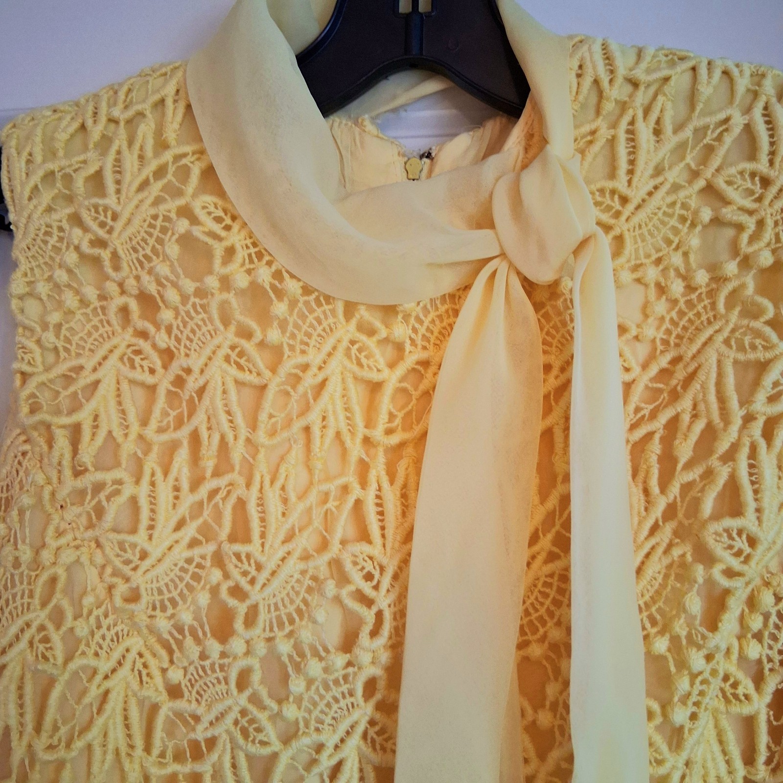 Vintage 60’s Jack Bryan Butter Yellow Floral Guipure Lace Overlay Shift XS (0-2)