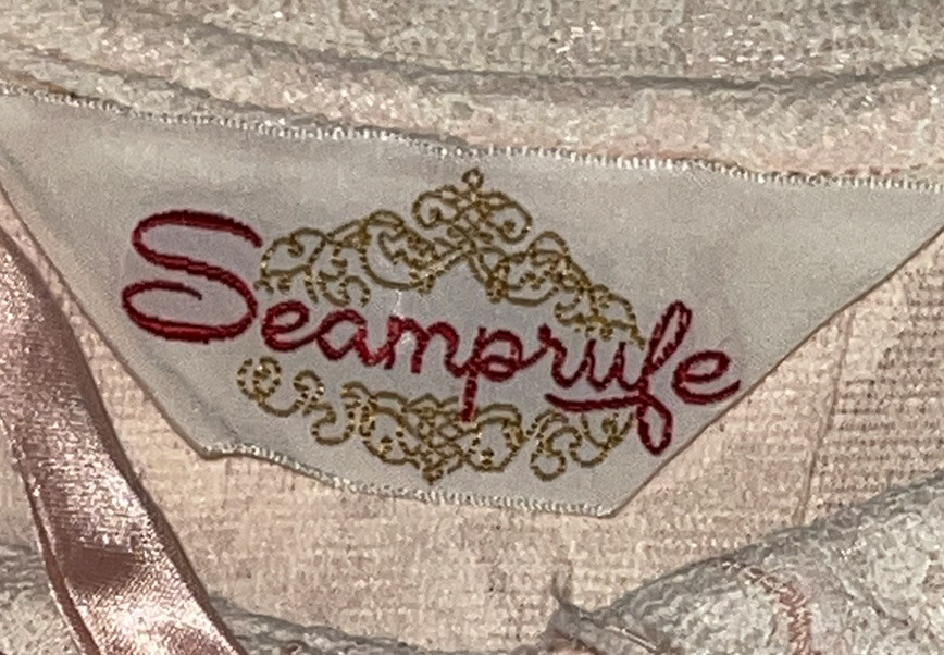 Vintage Seamprufe Housecoat M Robe Pink Lace satin Ribbon Button Front Pockets
