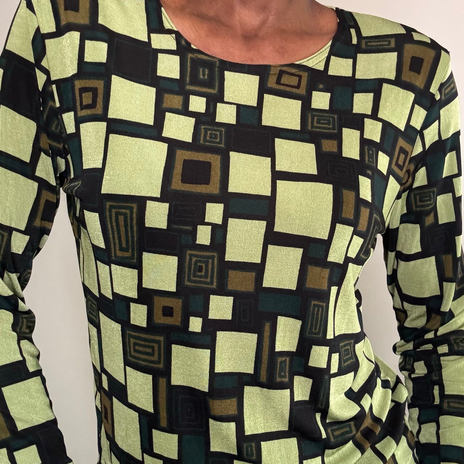 Carol Rose Green MOD Print Long sleeve Stretch Blouse Top Size Large