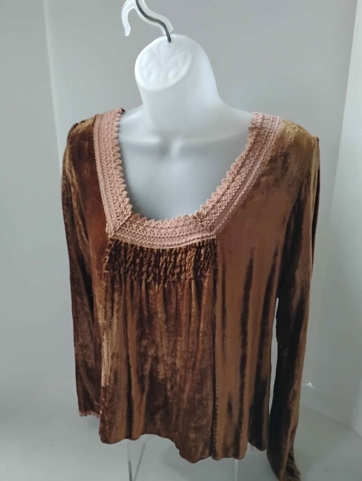Women’s Medium Top Gold Velvet Long Sleeves Empire Style Bric-A-Brac Trim