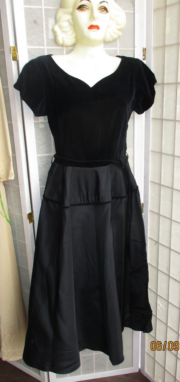 40s Black Velvet and Taffeta Dress w/tie belt sz35x24xfree