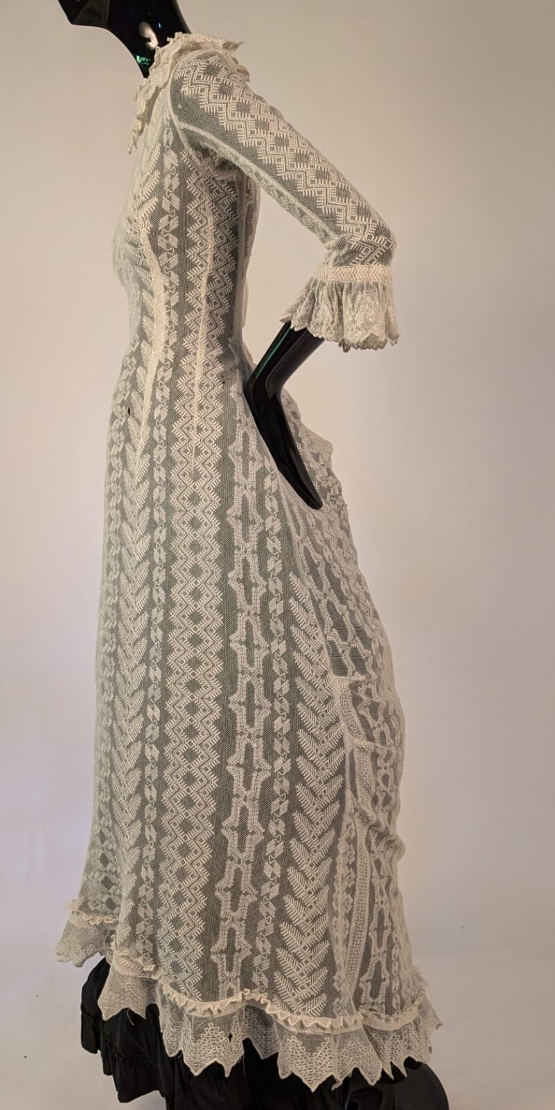 ANTIQUE VICTORIAN 19TH C PRINCESS STYLE LACE BUSTLE DRESS W RUFFLES