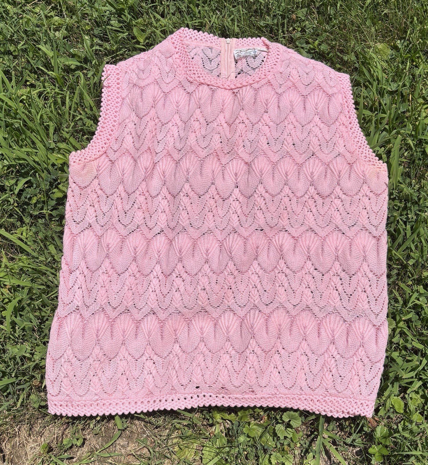 Vintage 1950’s Pointelle Knit Style Pink Sweater Vest 40” Large Lurex thread