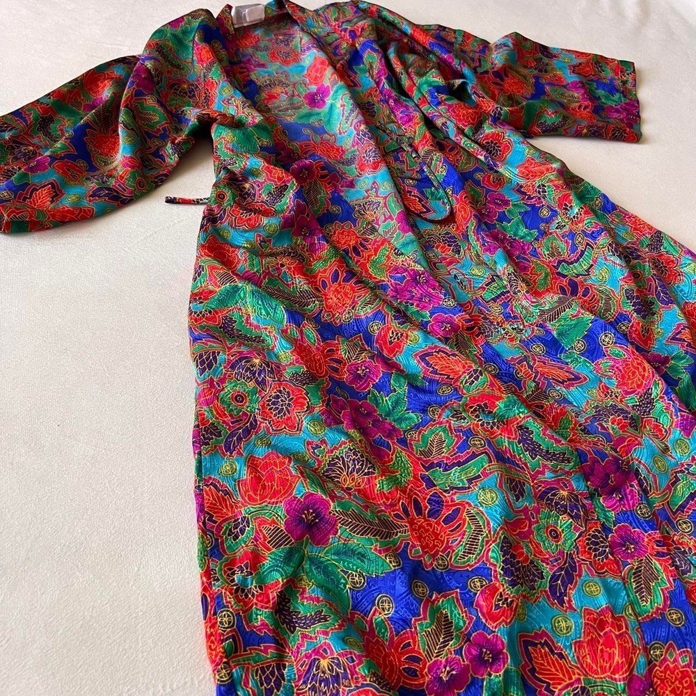 ✨ Vintage ✨Inner Most kimono with multicolored floral and paisley print