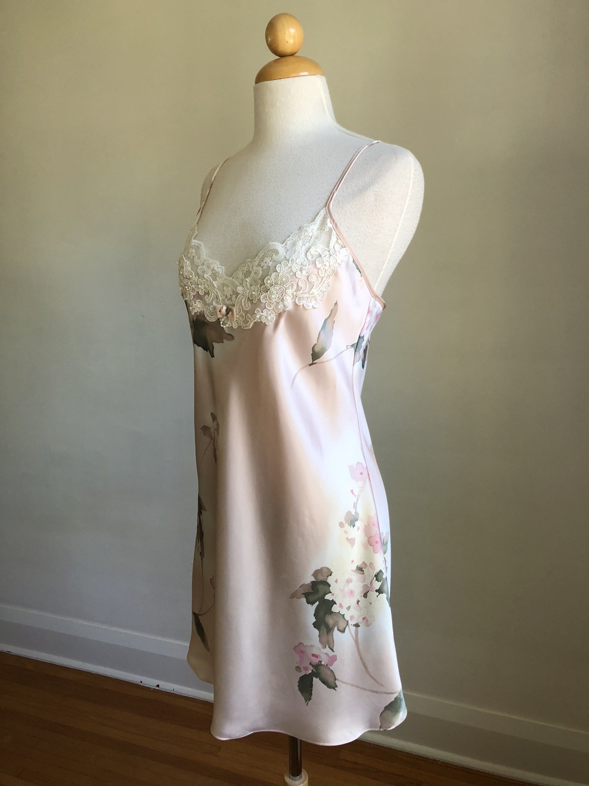 GORGEOUS VTG CALIFORNIA DYNASTY Pink Floral Silky Satin Lace & Pearls Chemise S