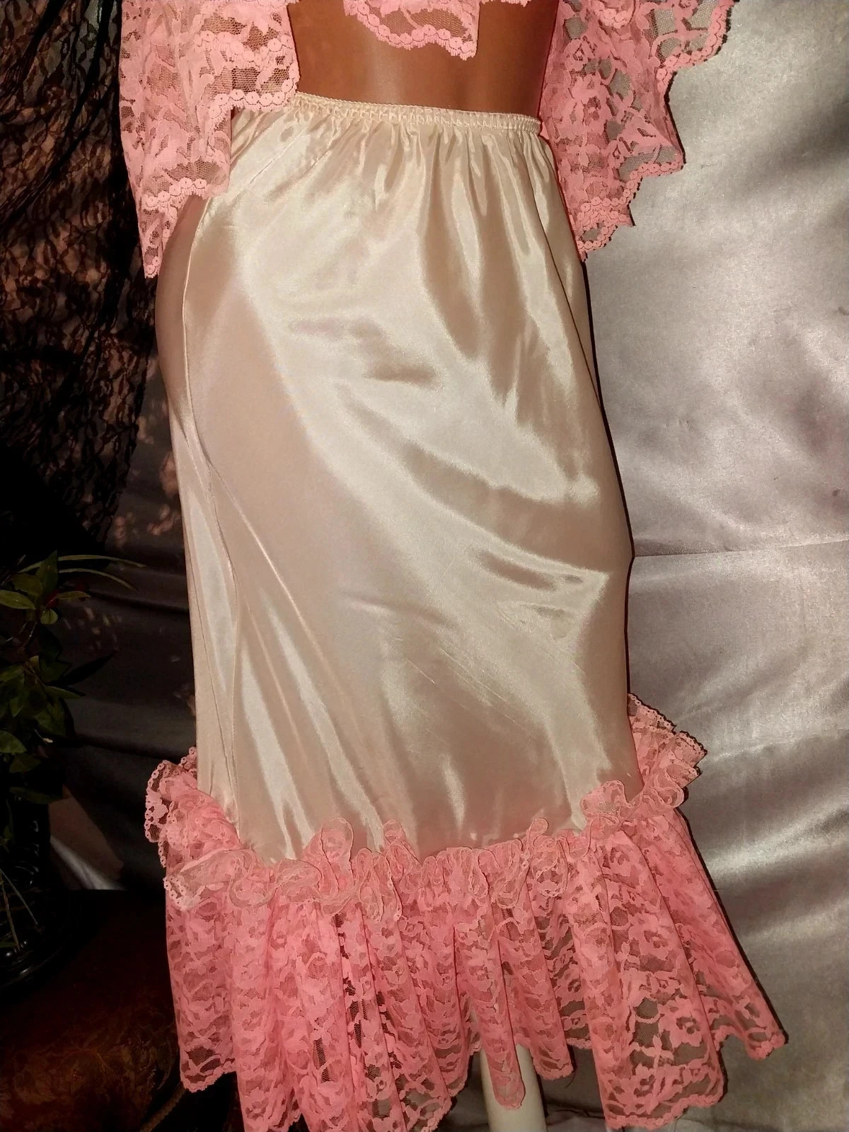 VTG SATIN LIQUID SHINY FARR WEST ESQUE HALF SLIP WIDE RUFFLES LACE PEACH PINK SM