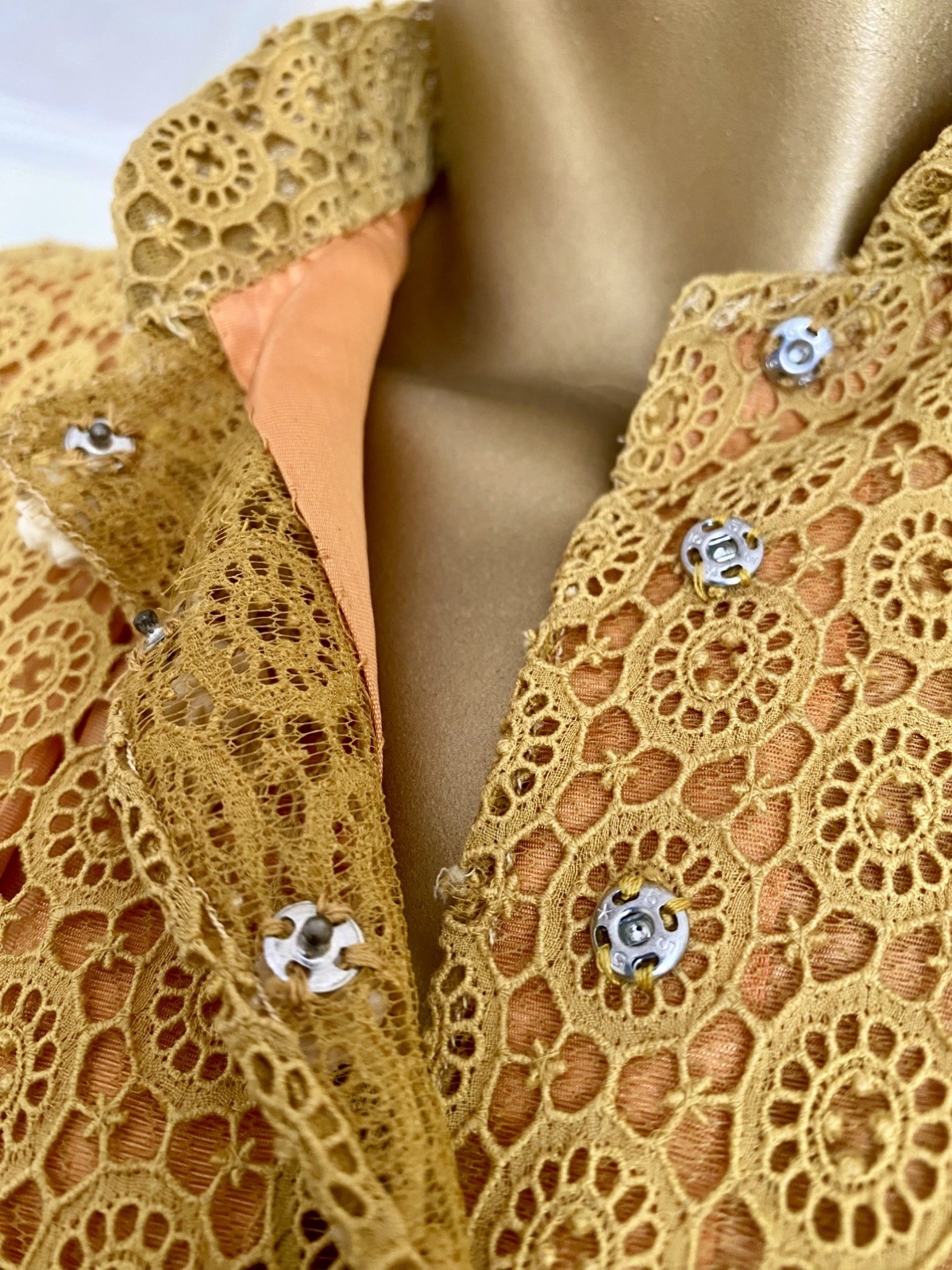 Vintage 50s 60s Gold Lace Manila Cheongsam Dress Carved Bodhi Rose Buttons XS/ S