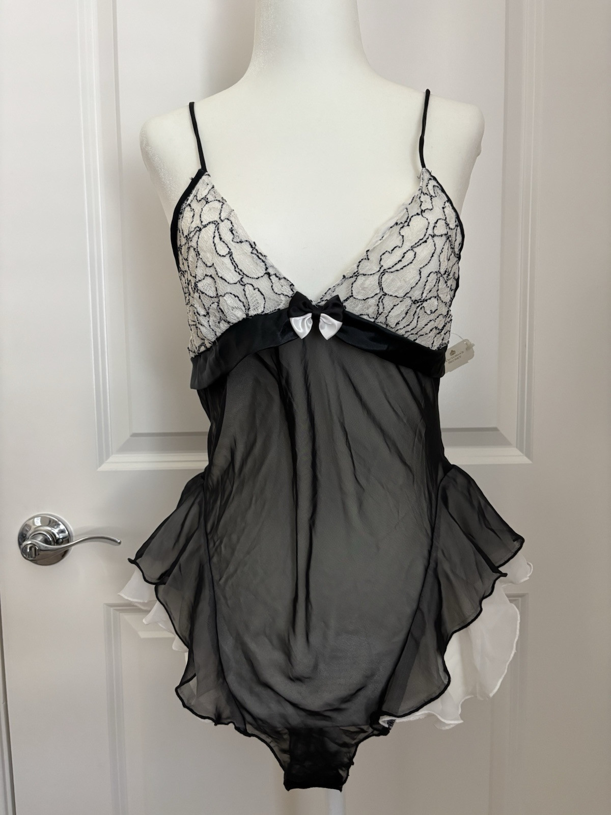 NWT VICTORIA’S SECRET GOLD LABEL FLORAL LACE AND MESH BODY SUIT SLIP