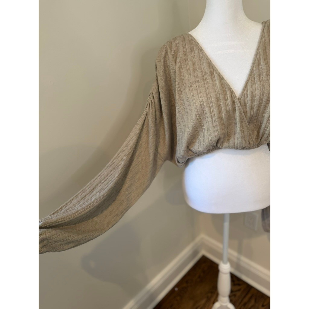 Vintage Havana Long Sleeve Cropped V Neck Top Tan Textured Fabric Size M