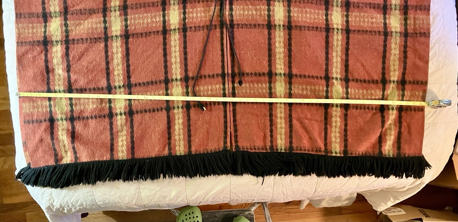 Vtg. XL Womens Queen of the Capes,Country Place Heavy Plaid Cape Hooded Poncho