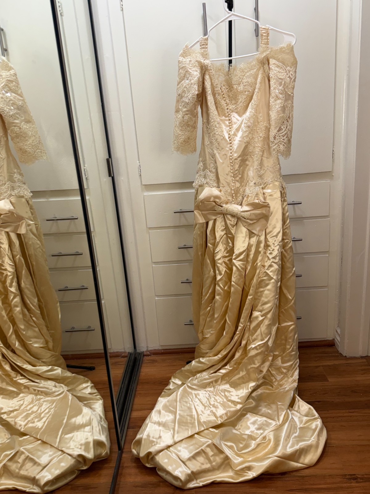 Vintage Ivory Lace Wedding Dress Pearl Detail Big Bow Back Long Train XXS 00