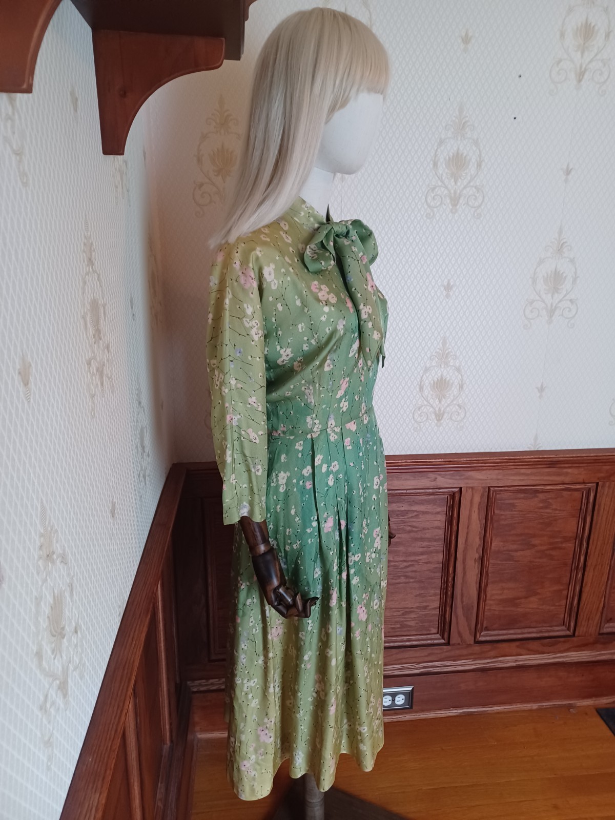Vintage Mid-century/ 1950s Spring Green Floral Tafetta Dress with Pussybow Neck