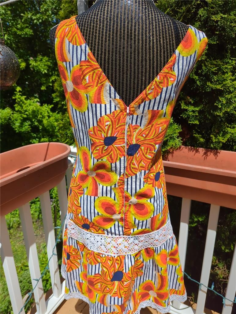 1950’s VINTAGE VIBRANT MULTI-COLOR LACE TRIM METAL ZIPPER DRESS 40″ BUST