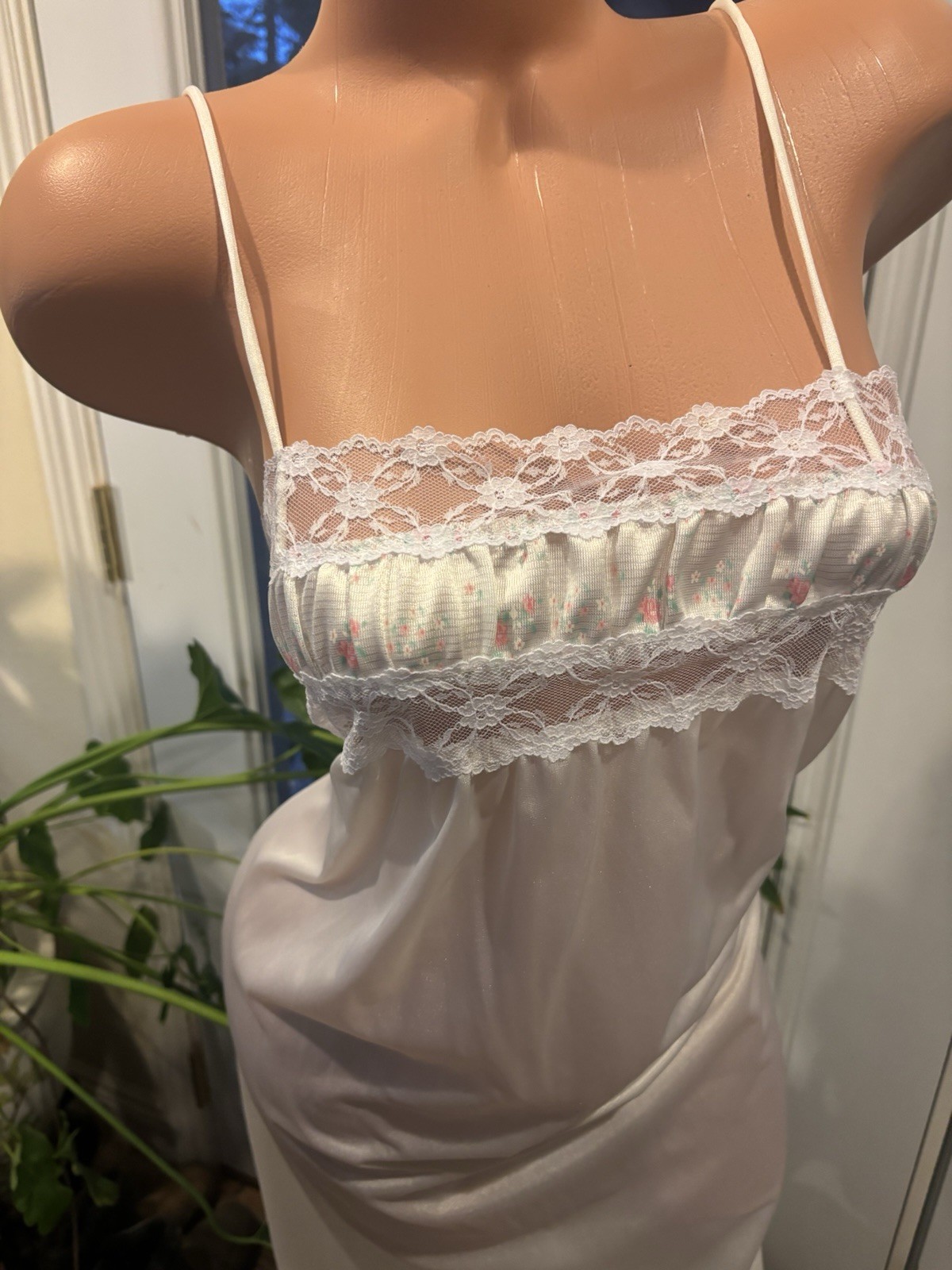 Vtg SILKY SOFT LONG FLORAL LACE RUFFLE GOWN NIGHTIE NIGHTGOWN