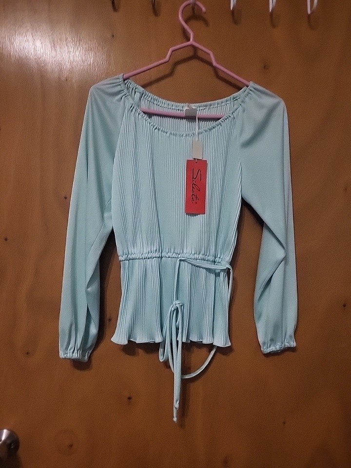 Cute Vintage Pleated Top Women’s Sz 9/10. Long Sleeve. Light BlueGreen 60s-70s