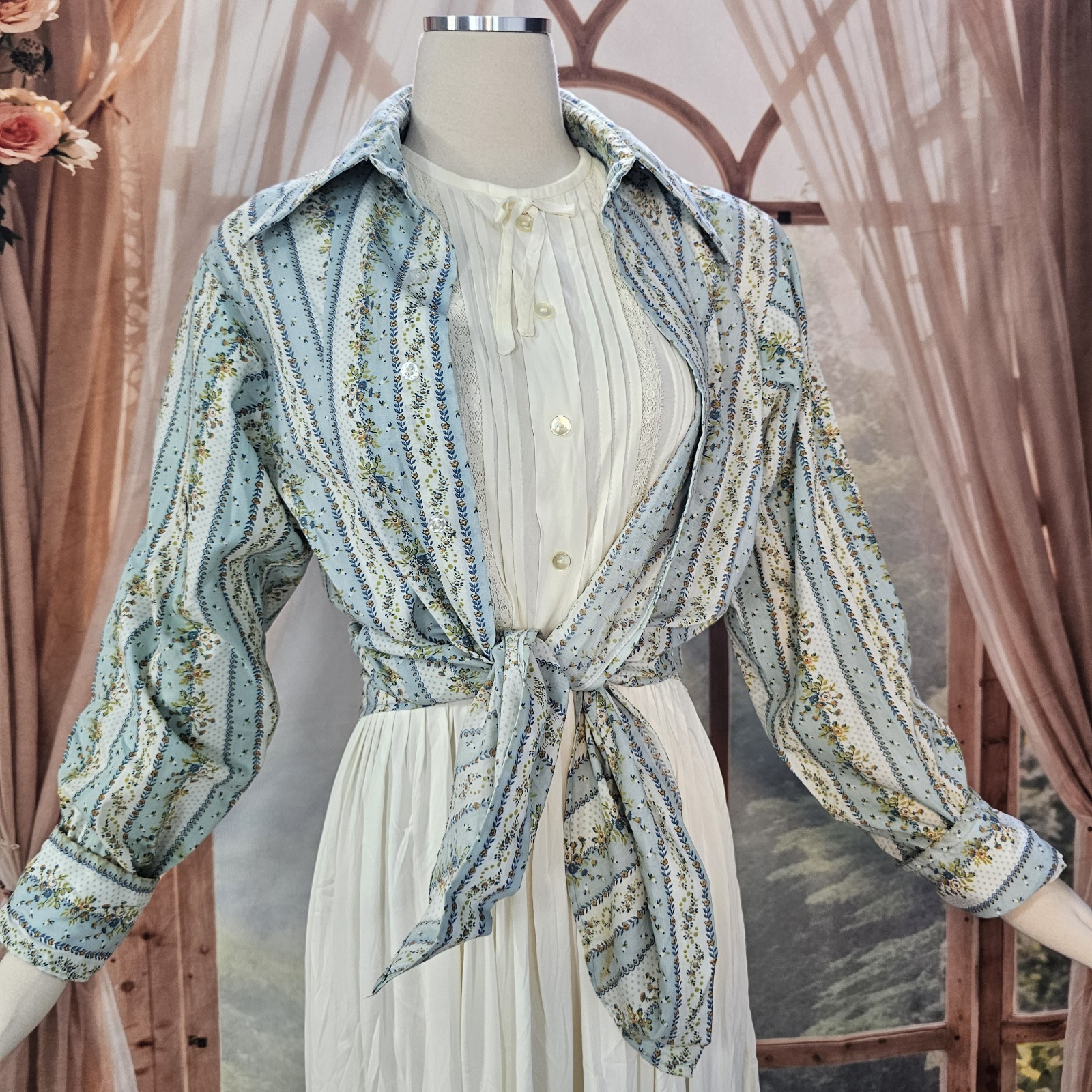 Vintage 1970s Blouse Top Shirt Pointed Collar Baby Blue Floral Button Van Heusen