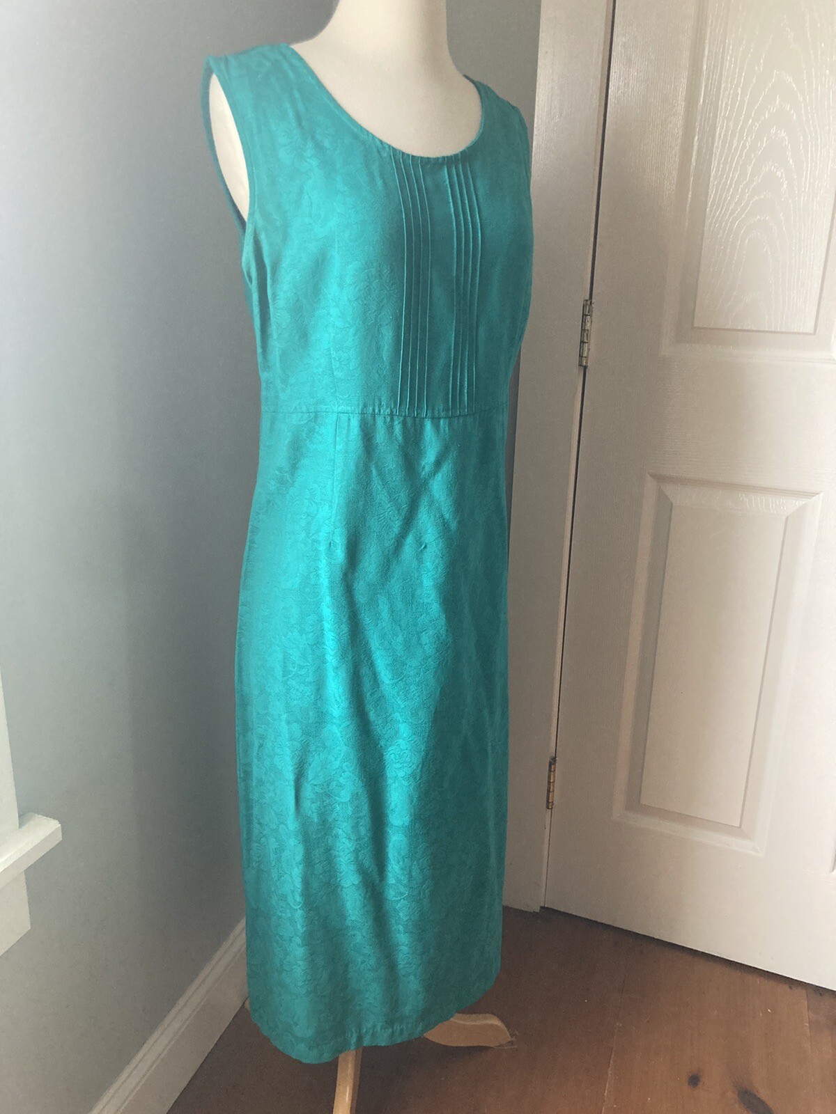 14 Karin Stevens vintage 90s Embossed Green Sleeveless Tuck-front Rayon dress