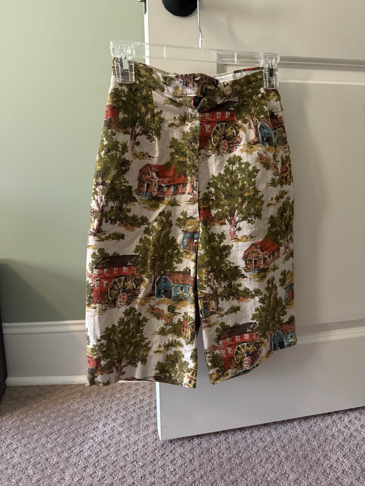 vintage shorts scenic print, featuring a label that reads „Stren by the sea.”