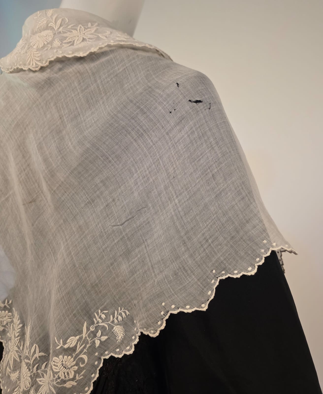 ANTIQUE 1830’S HAND EMBROIDERED MUSLIN PELERINE CAPE FOR DRESS 