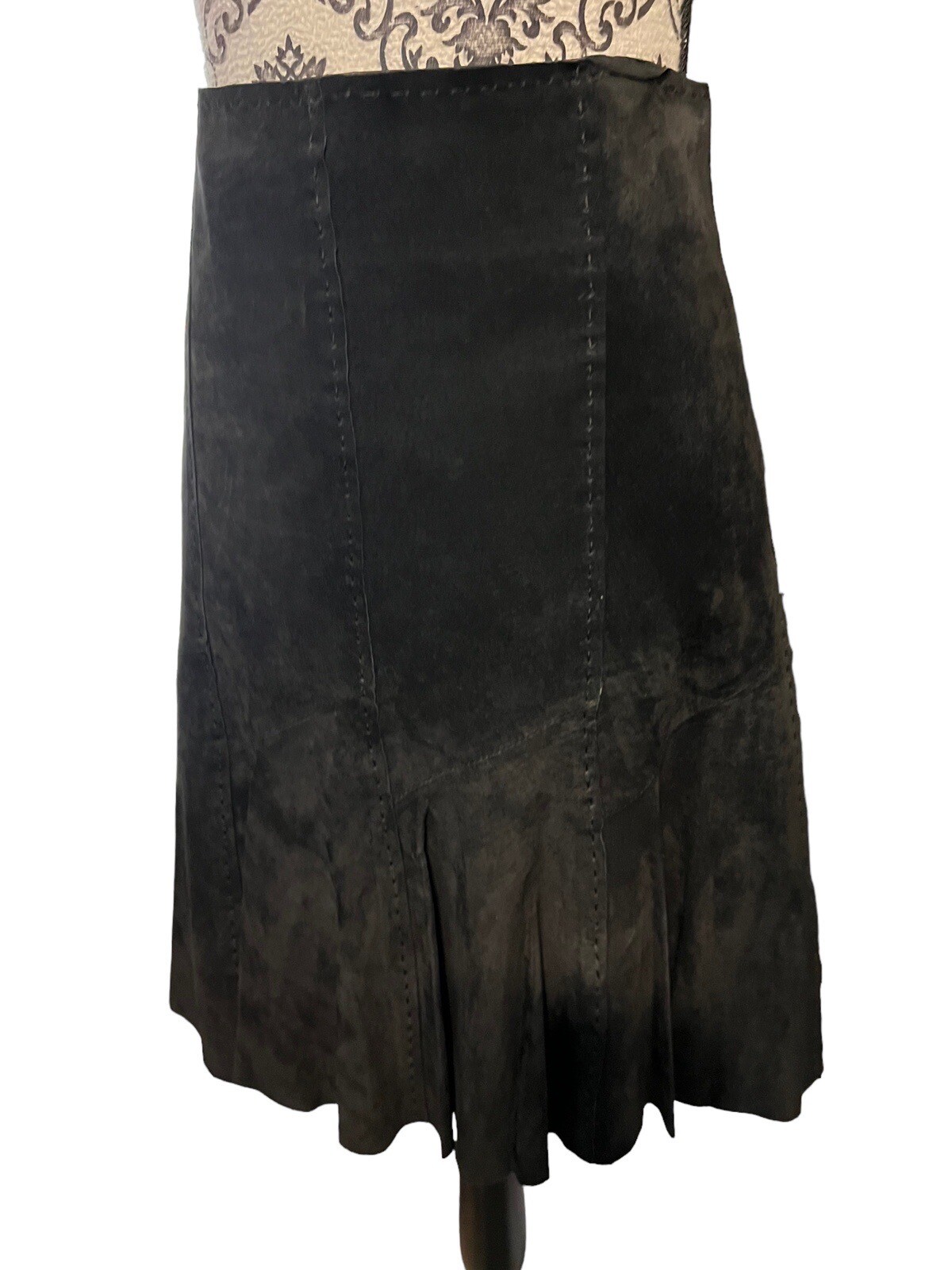 Vintage Karen Kane Women’s Size 6 Black 100% Leather Suede Skirt Knee Length