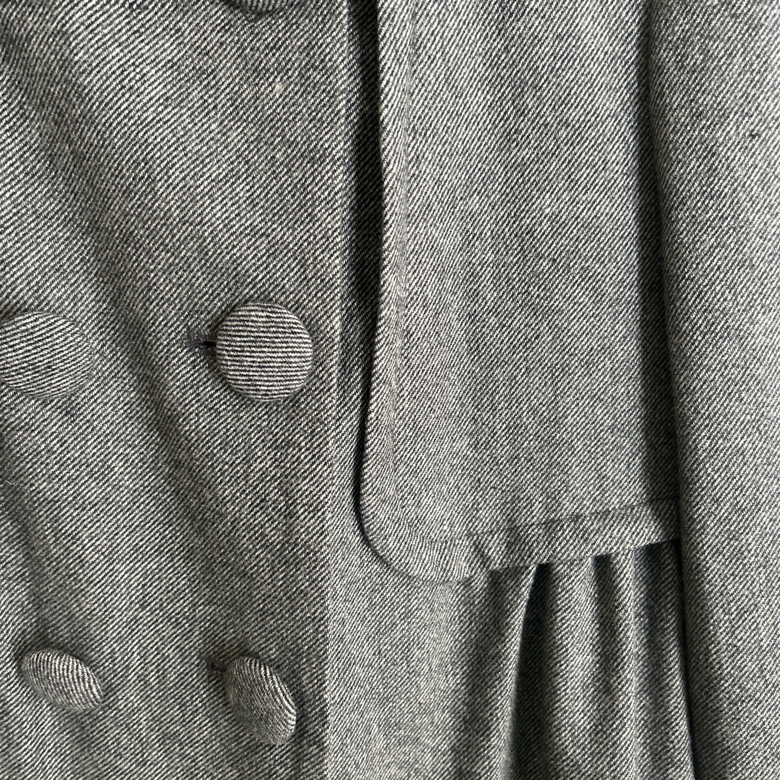 Vintage F21 Ladies Jacket Medium 41% Wool Gray /Red Lining Sleeve Length 24 In.￼