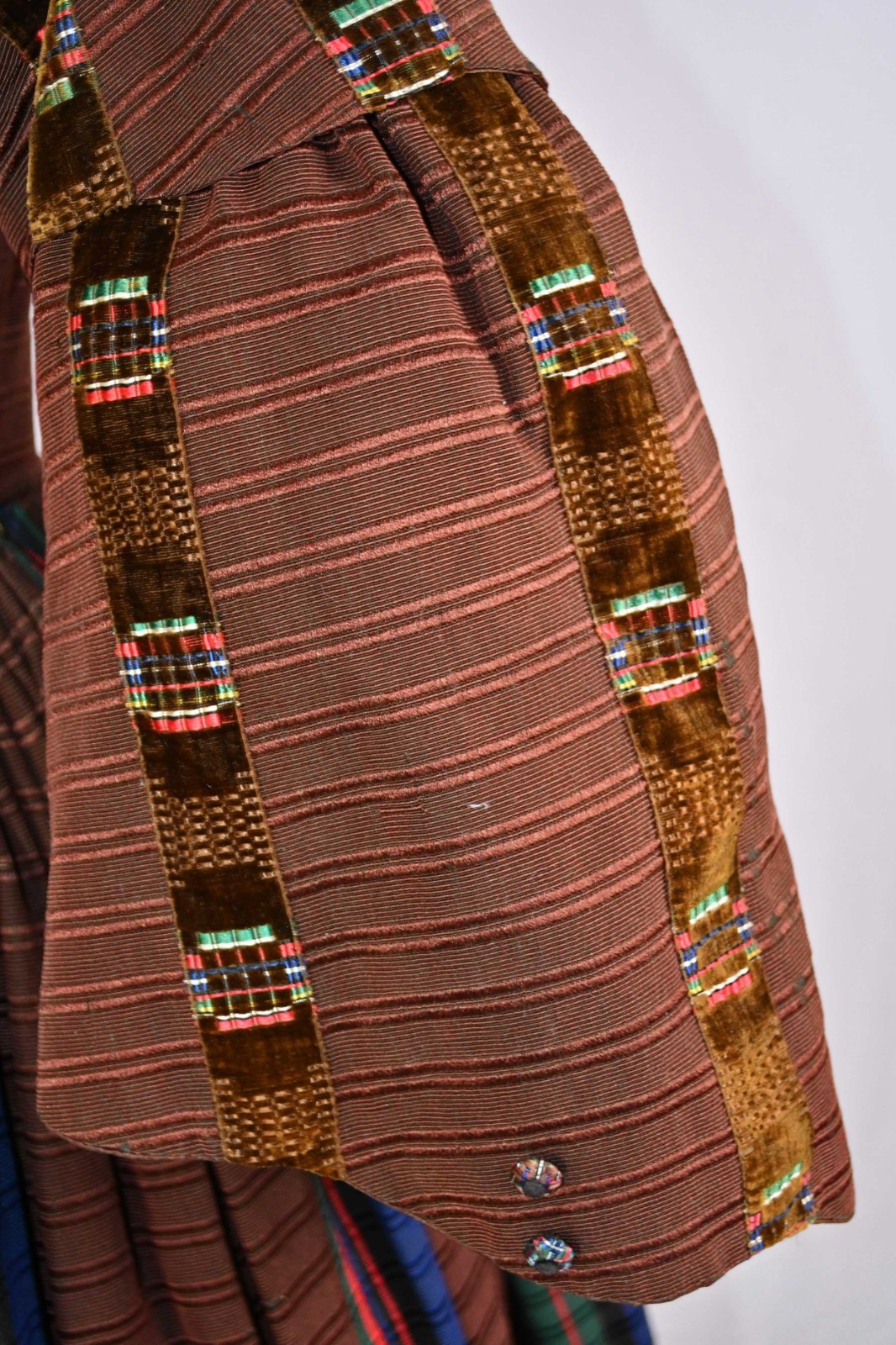 VICTORIAN LADIES DAY DRESS WITH WIDE PAGODA SLEEVES, c.1850’s