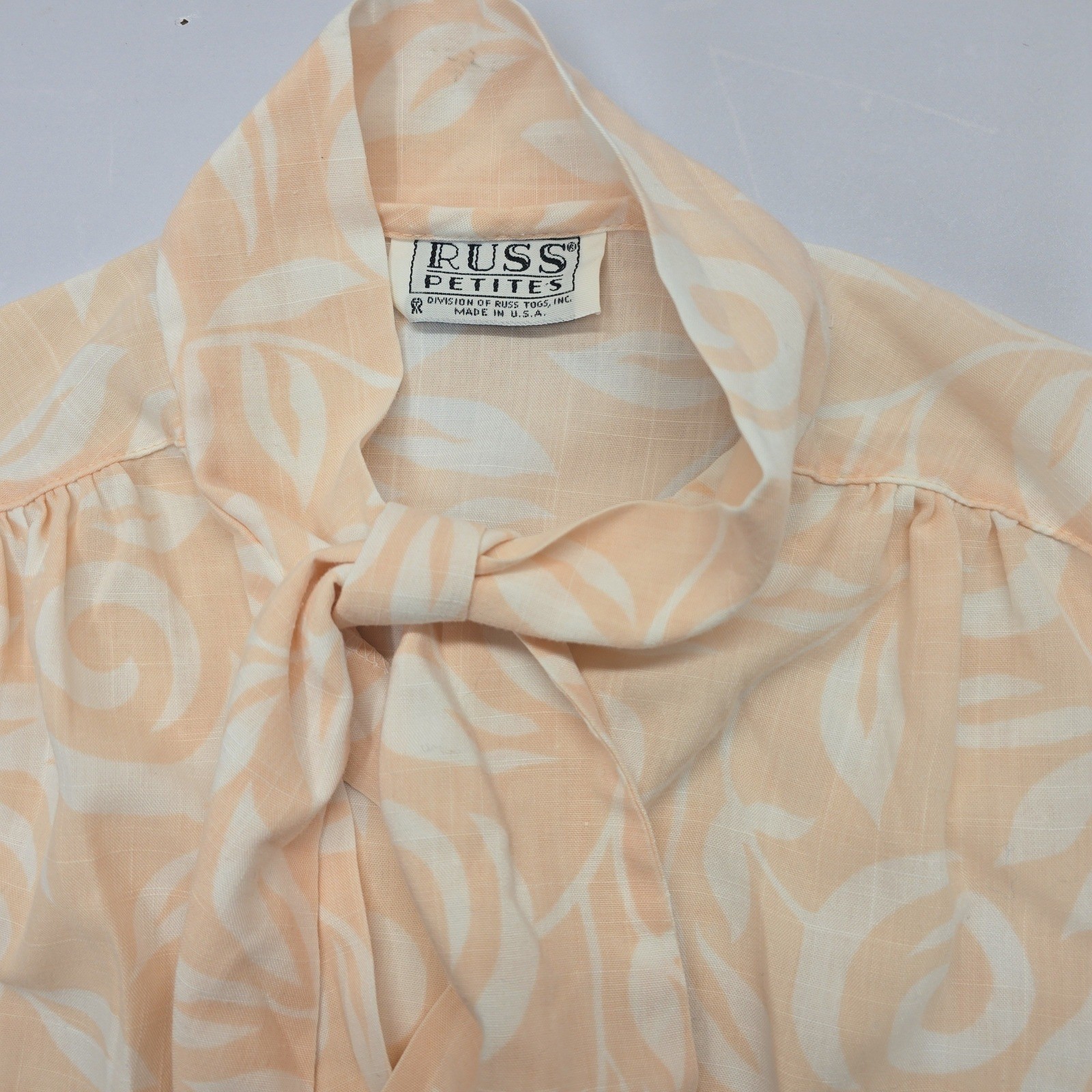 Russ Petites Vintage 80s Peach White Floral Tie Neck Blouse Short Sleeve 8