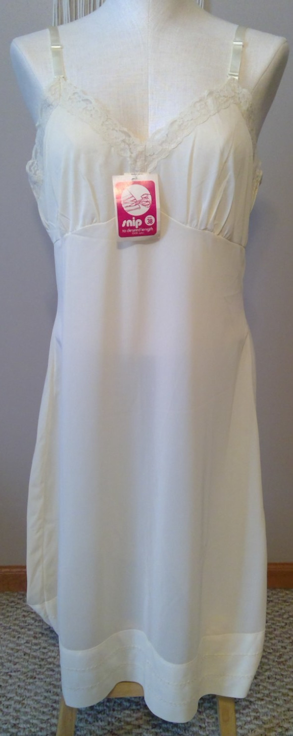 Vintage ladies full slip 100% nylon, „snip to desired length” sz 38 new w/tags