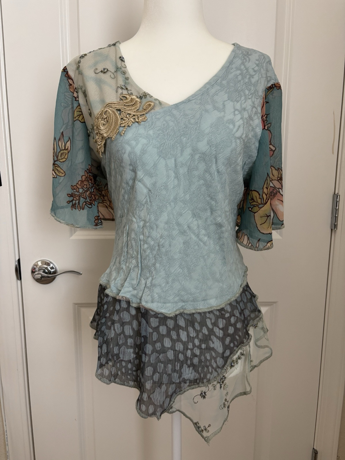 SPENCER ALEXIS VTG BLUE FLORAL EMBELLISHED ASYMMETRICAL SHORT SLEEVE TOP