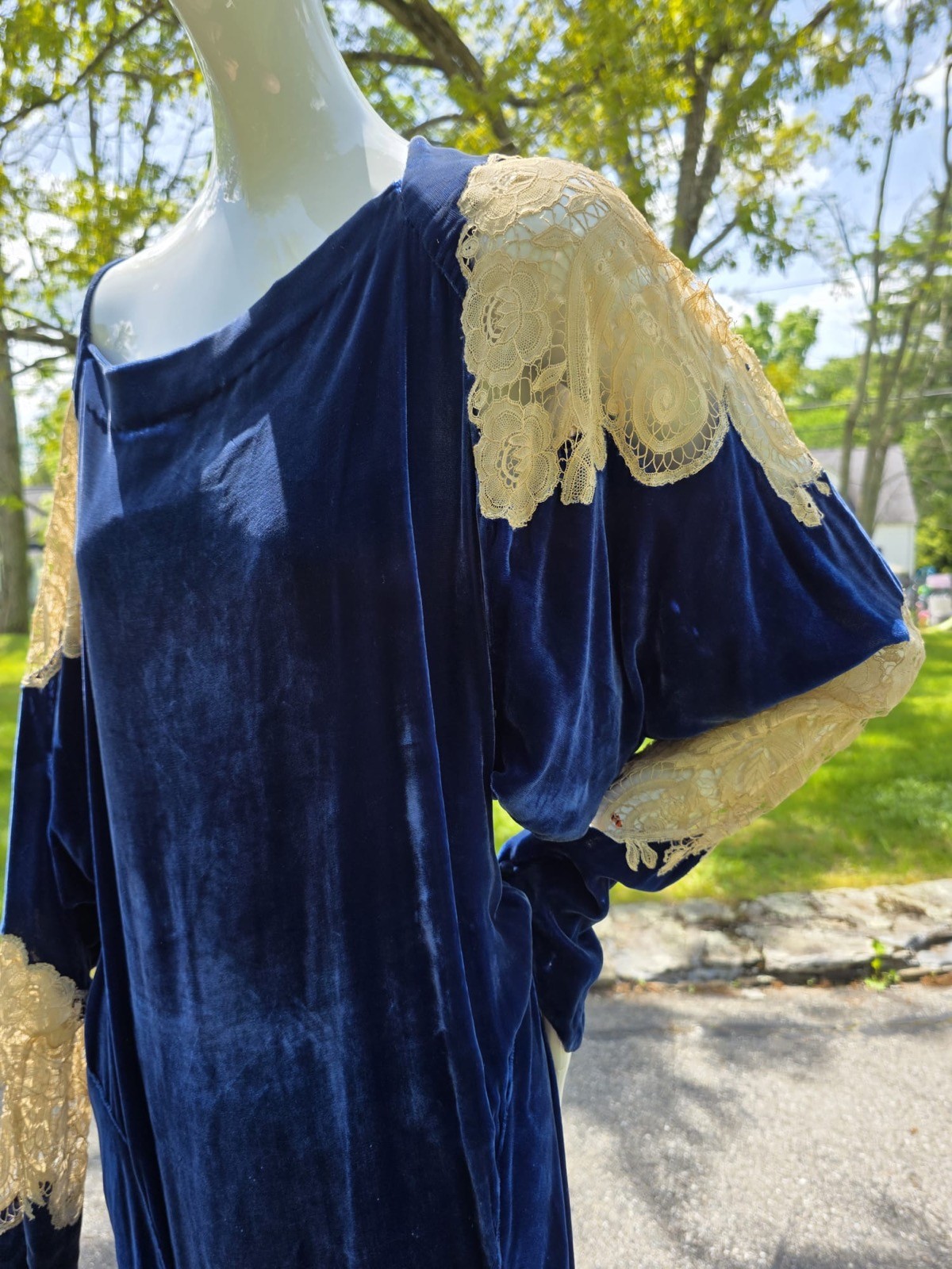 LATE 1920’S SAPPHIRE BLUE SILK VELVET DRESS W WHITE LACE INSERT PUFF SLEEVES