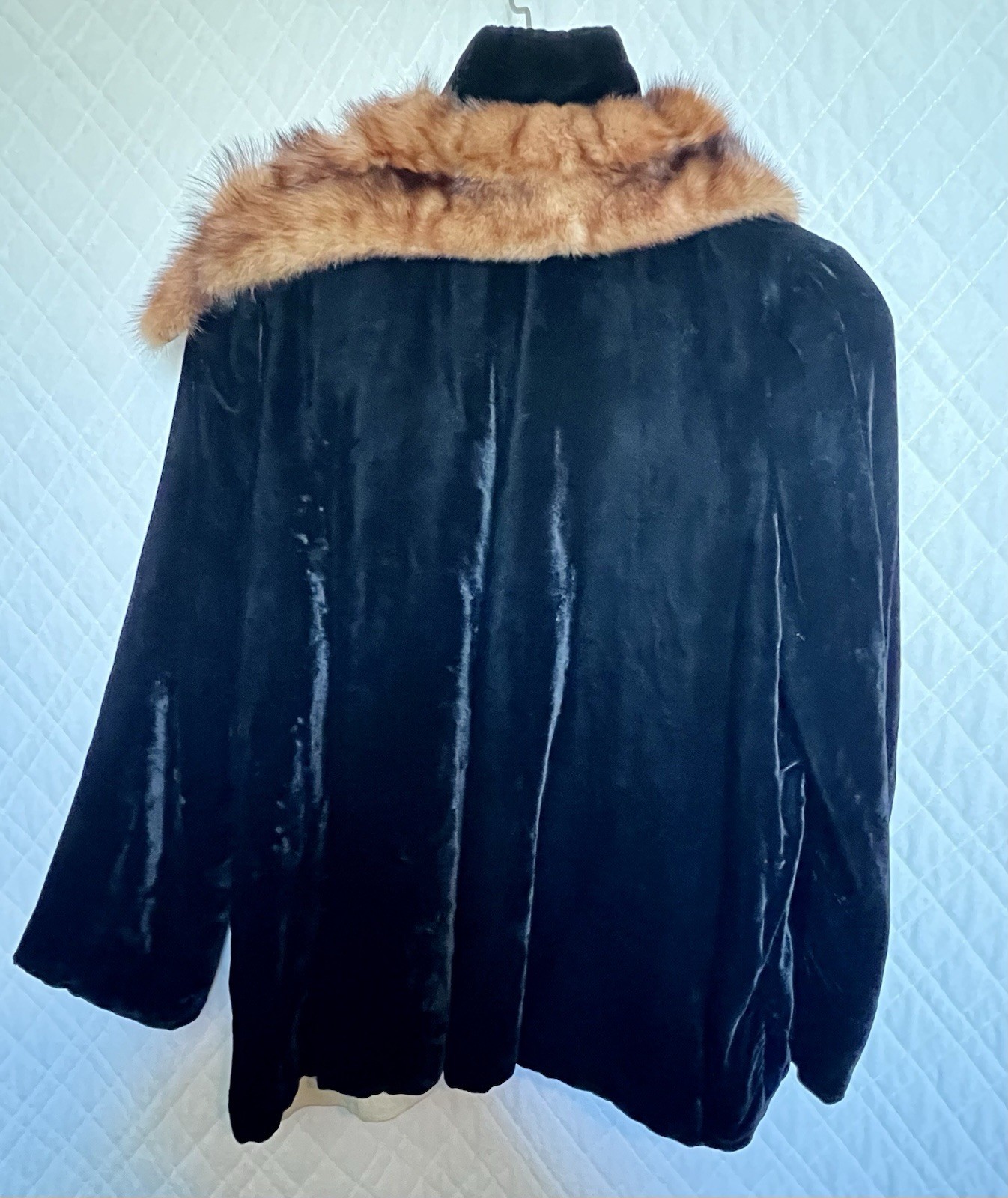 VICTORIAN Black velvet jacket with reddish~brown fox collar; very soft/cool!