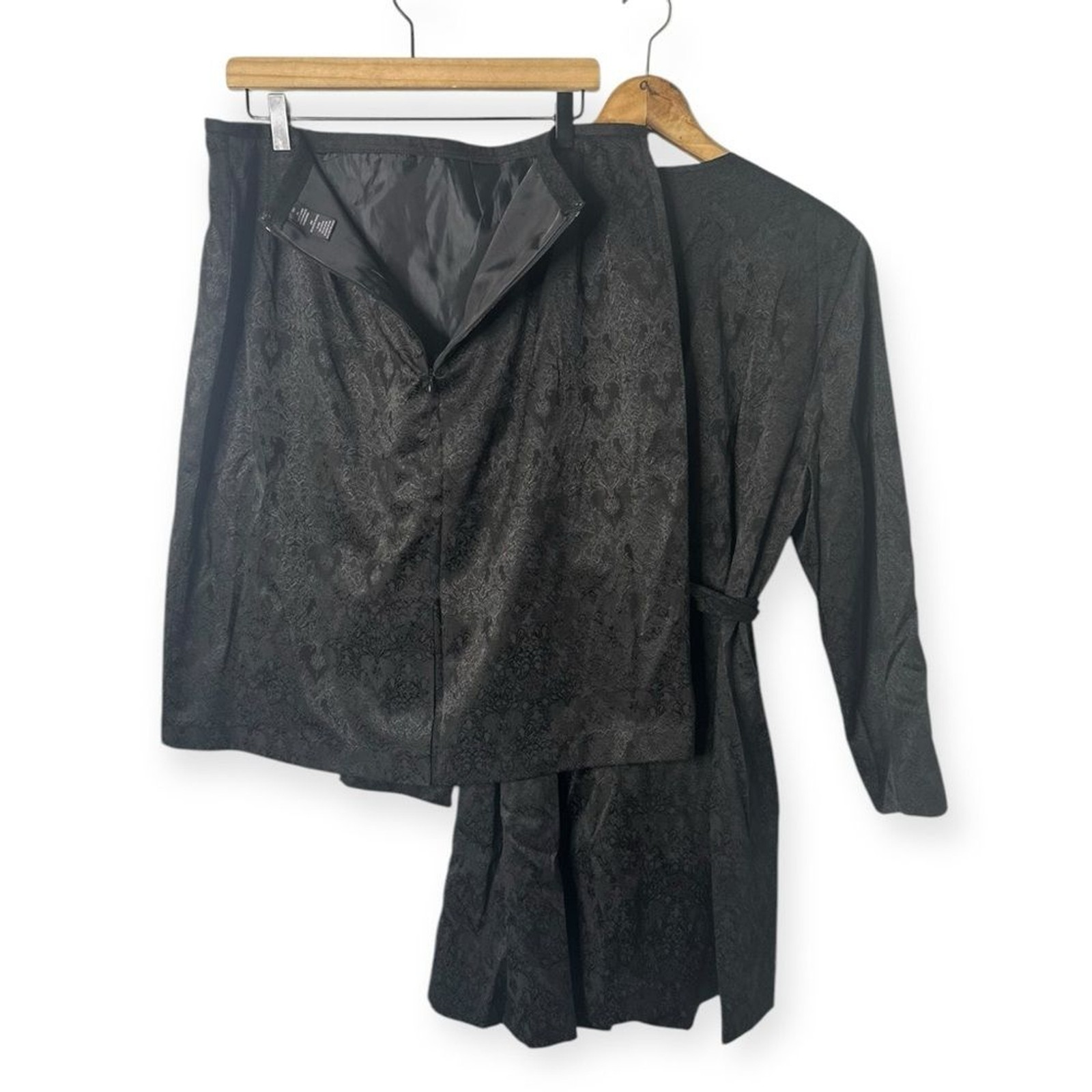 Vintage Isabella 2 Piece Suit Women’s 16 Black Mid Length Jacket & Skirt Set