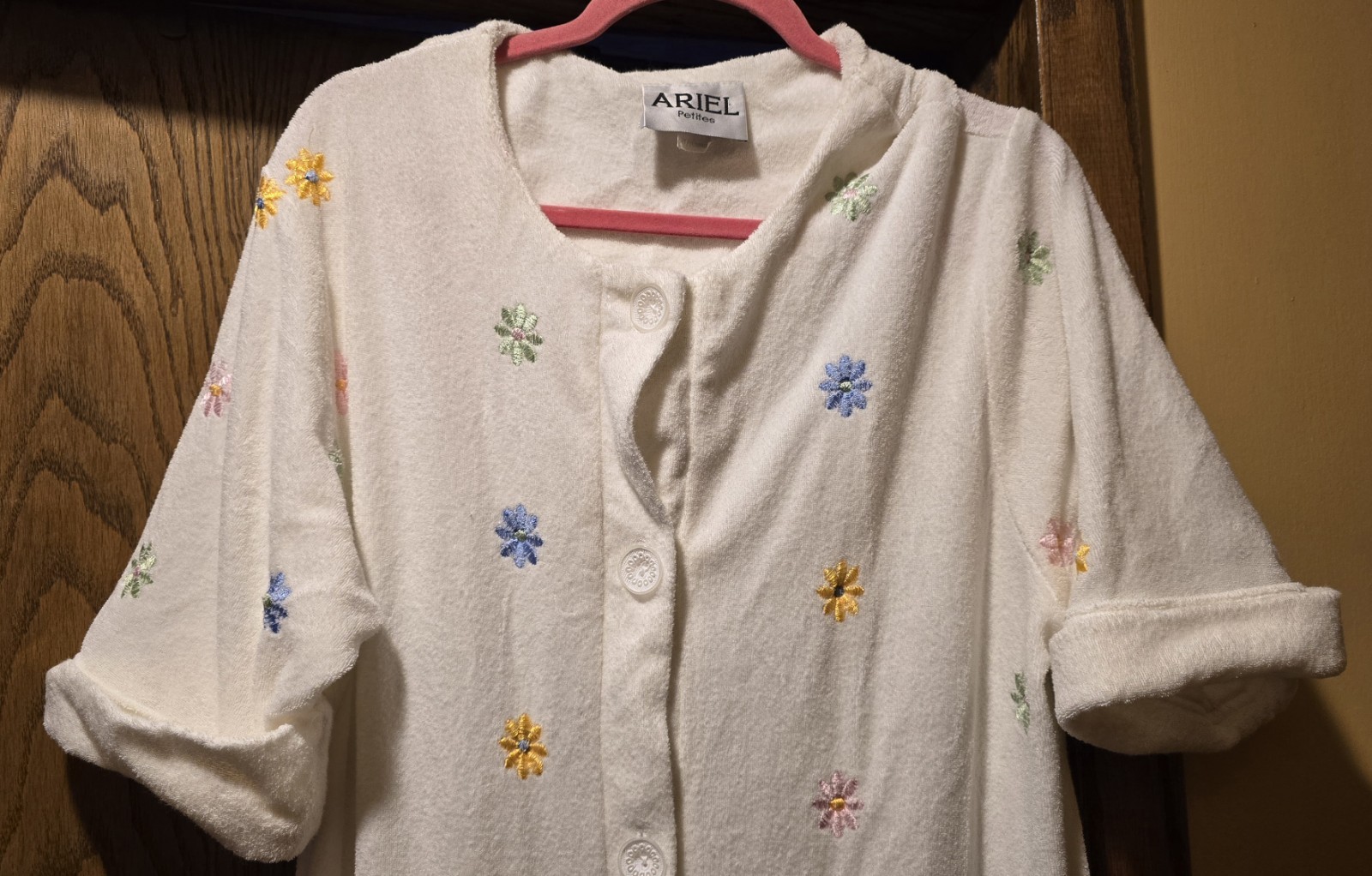 Vintage Ariel Petites Flower power Embroidered Flowers White Button…