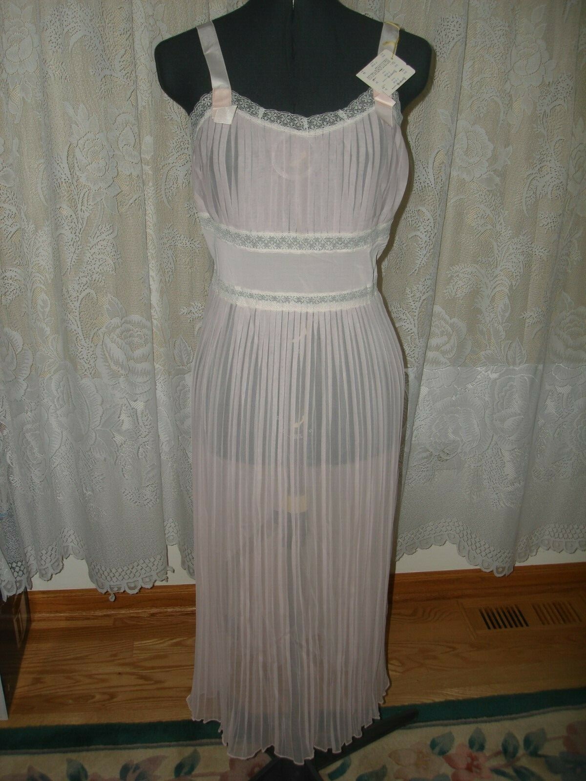 Vtg Beautiful 50’s Seamprufe Pink Nylon Lace Harmony Pleated Sheer Night Slip 34