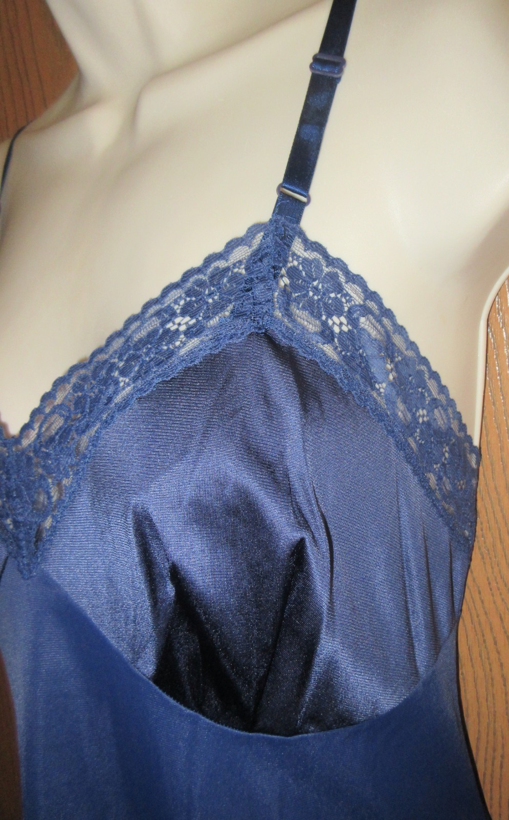 vintage size 36 VANITY FAIR MIDNIGHT BLUE mega LACE NYLON full slip NIGHTGOWN